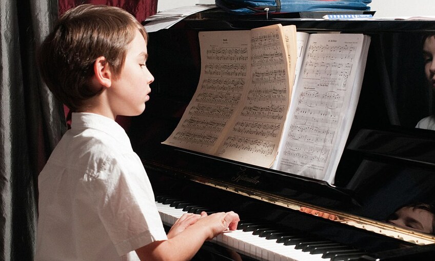 Хочу заниматься музыкой. Ребенок за фортепиано. Мальчик за пианино. Ребенок за пианино. Фортепиано для детей.